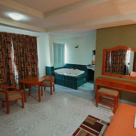 Hotel El Conquistador Monarca. Zitácuaro エクステリア 写真