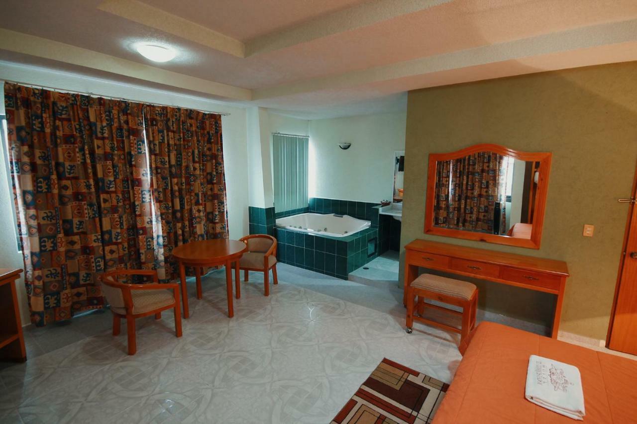 Hotel El Conquistador Monarca. Zitácuaro エクステリア 写真