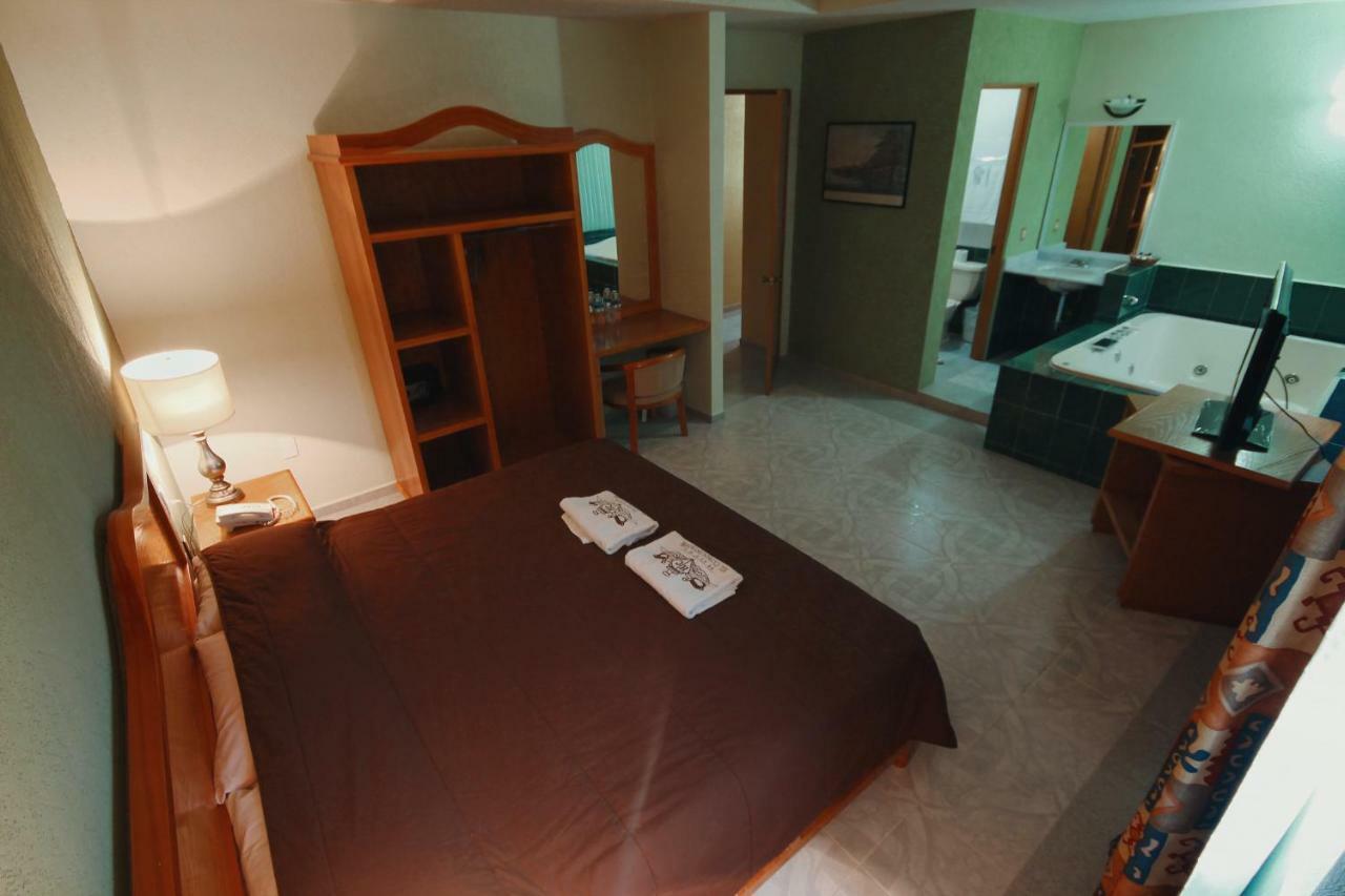 Hotel El Conquistador Monarca. Zitácuaro エクステリア 写真